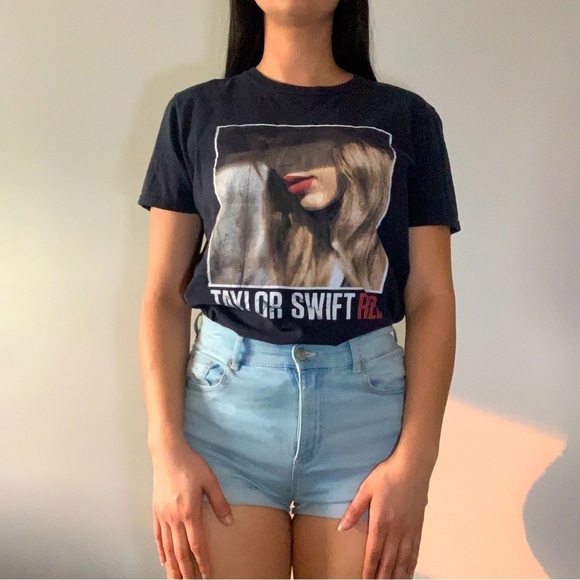 🎤🎸Original Taylor Swift 2013 Red Tour Shirt - Size  Medium🎤🎶🎵🎸 ⭐️HOST PICK⭐️ - Picture 1 of 8